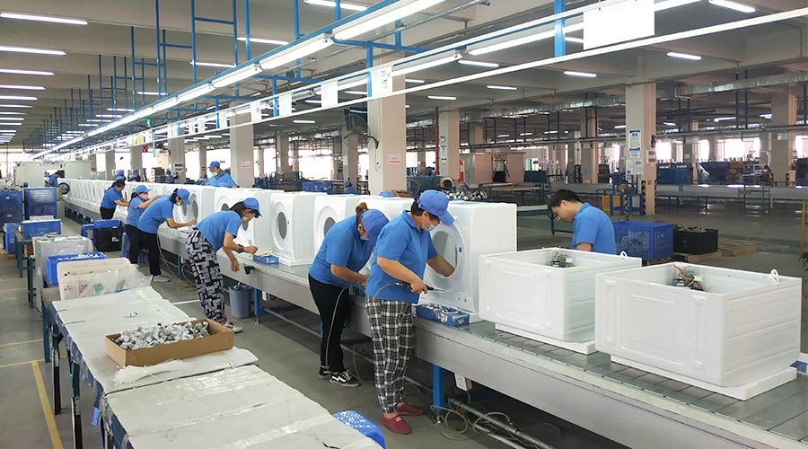 高效率！員工們忙碌地開展巴西客戶的衣物烘干機(jī)生產(chǎn)工作