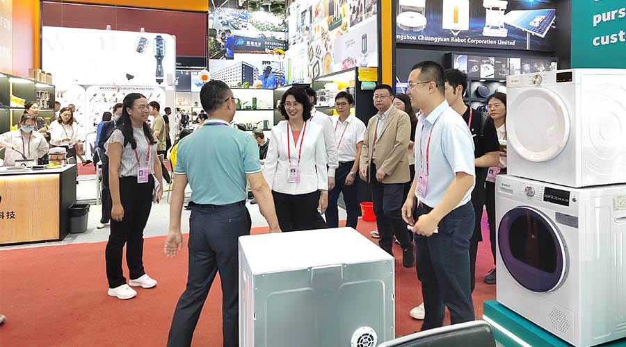 廣交會(huì)迎來(lái)大咖！江門(mén)市市長(zhǎng)親臨金環(huán)電器展位參觀(guān)交流